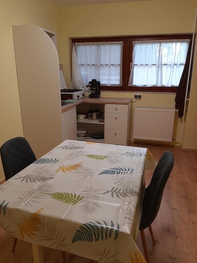 Gyopar Gyoengye Apartmanhaz Orosháza Eksteriør bilde