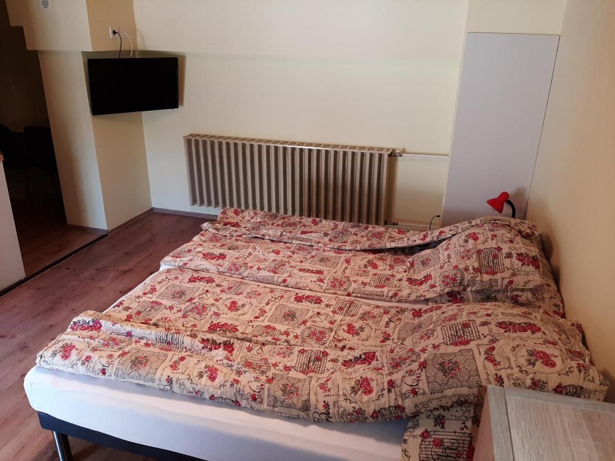 Gyopar Gyoengye Apartmanhaz Orosháza Eksteriør bilde