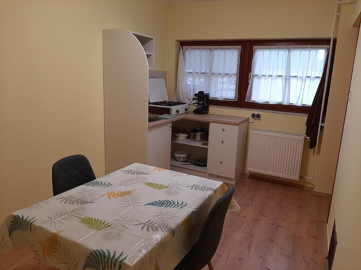 Gyopar Gyoengye Apartmanhaz Orosháza Eksteriør bilde